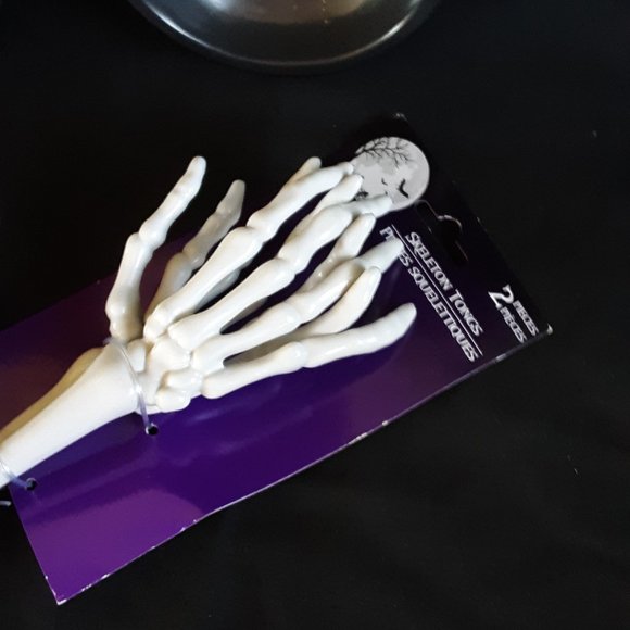 💀 Skeleton Arms/Hands Tongs Salad Spoons Halloween Dining Utensils Props New - Picture 1 of 7